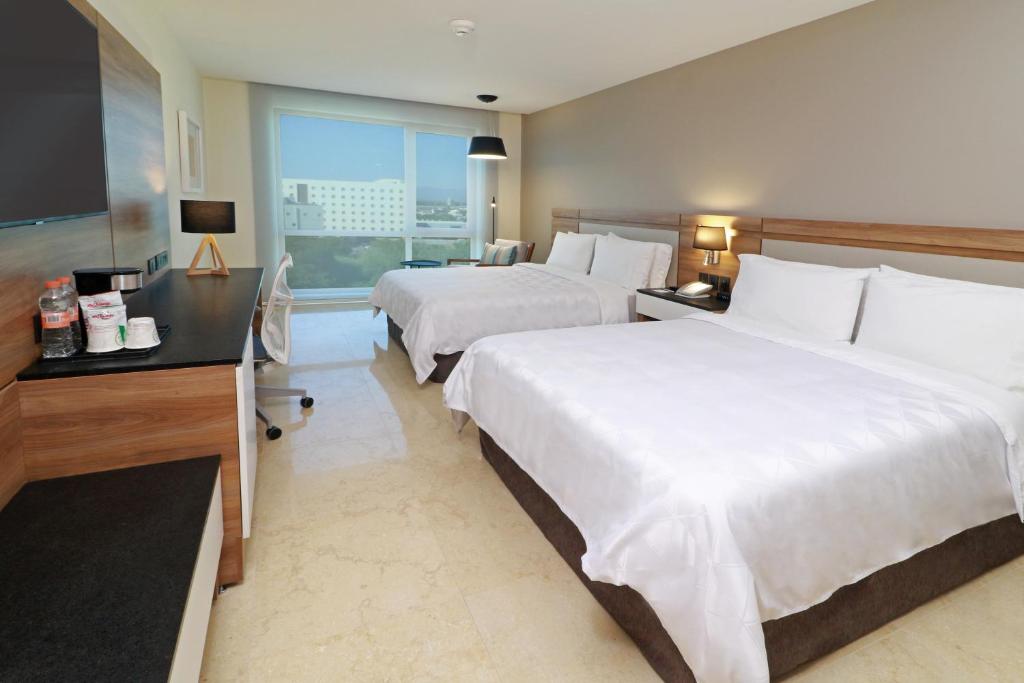 HOLIDAY INN MARINA & SUITES HOLIDAY INN MARINA & SUITES
